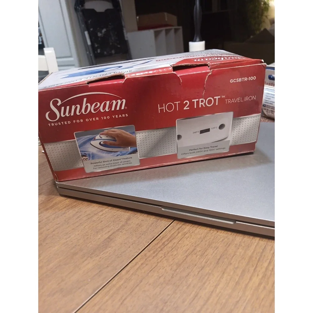 Sunbeam Compact Size Travel Iron Dual Voltage. Brand New. Open Box‎